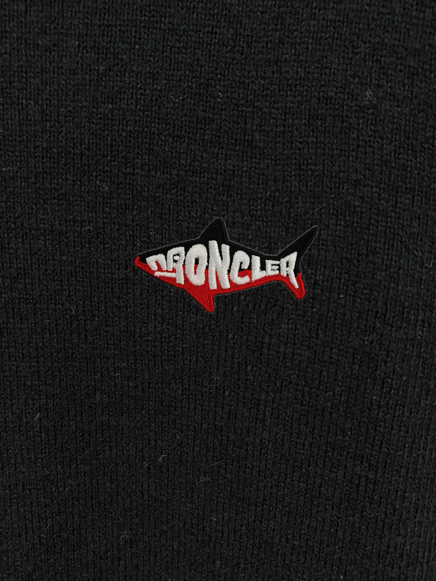 P110，〖 𝐌𝐎𝐍𝐂𝐋𝐄𝐑~ 〗 Premium Series Premium Factory Quality 、 、 ： Black White Sizes：M L XL 2XL 3XL